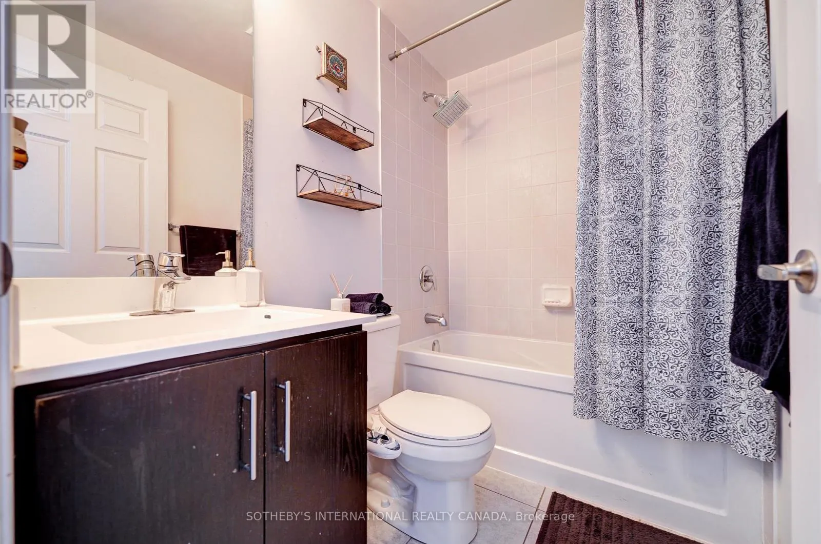 712 - 15 JAMES FINLAY WAY