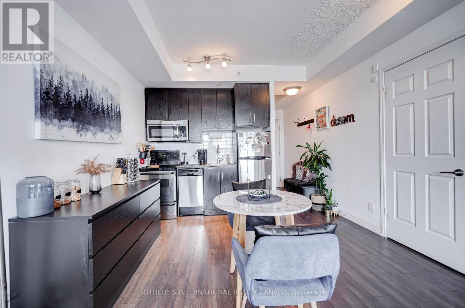 712 - 15 JAMES FINLAY WAY
