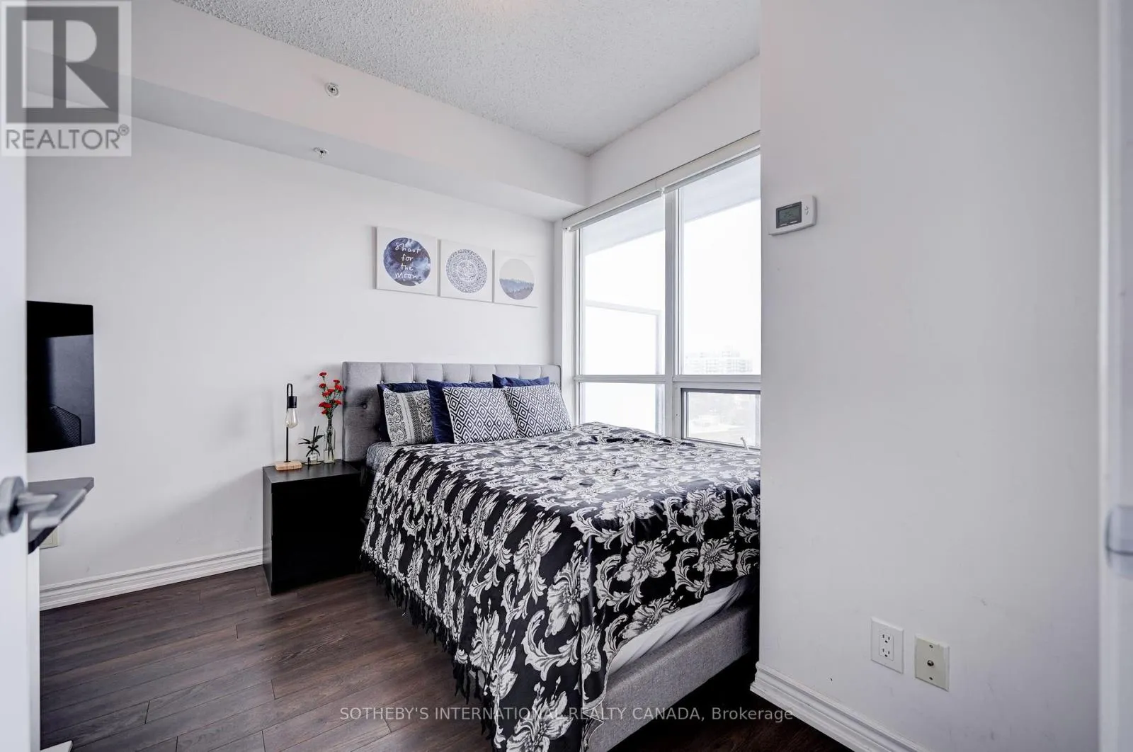 712 - 15 JAMES FINLAY WAY