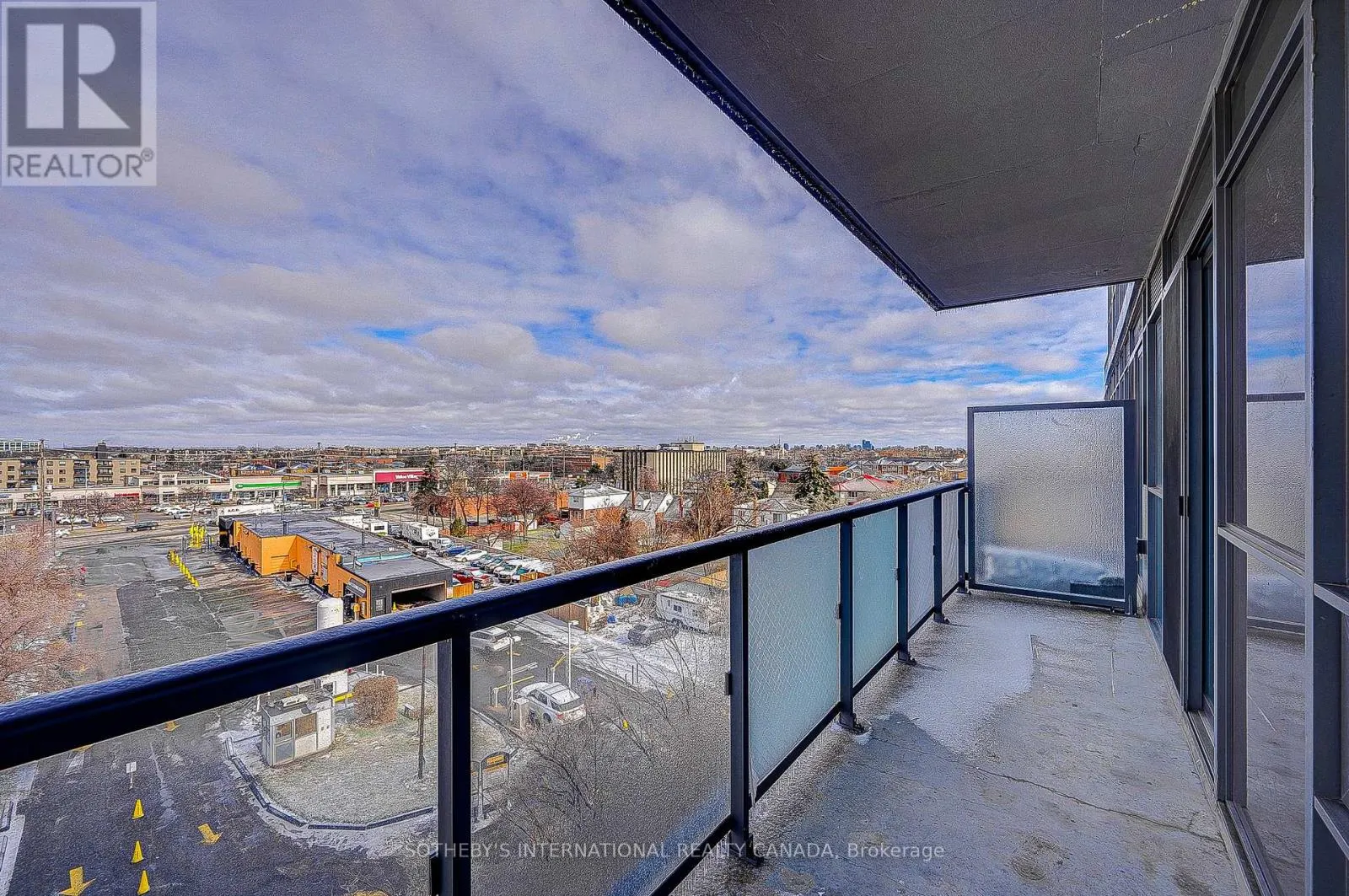 712 - 15 JAMES FINLAY WAY