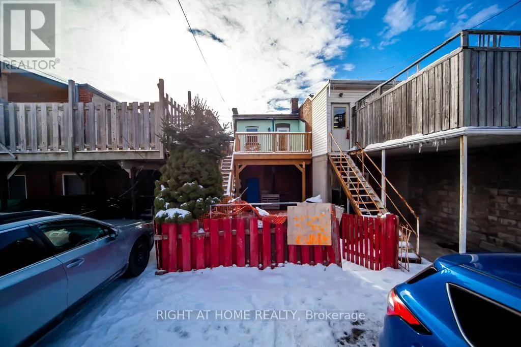 UPPER - 3328 DUNDAS STREET W