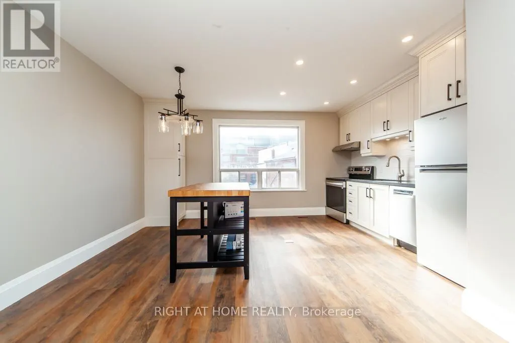UPPER - 3328 DUNDAS STREET W