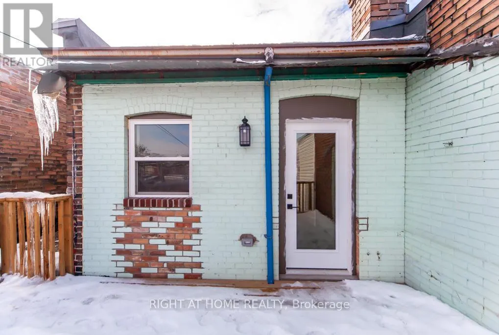 UPPER - 3328 DUNDAS STREET W
