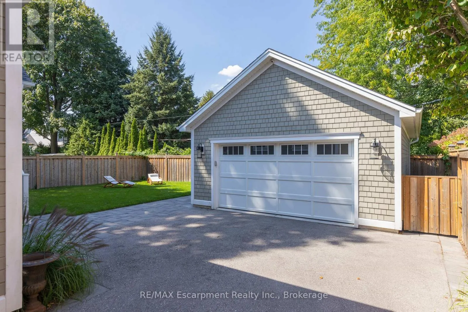 2195 COURTLAND DRIVE