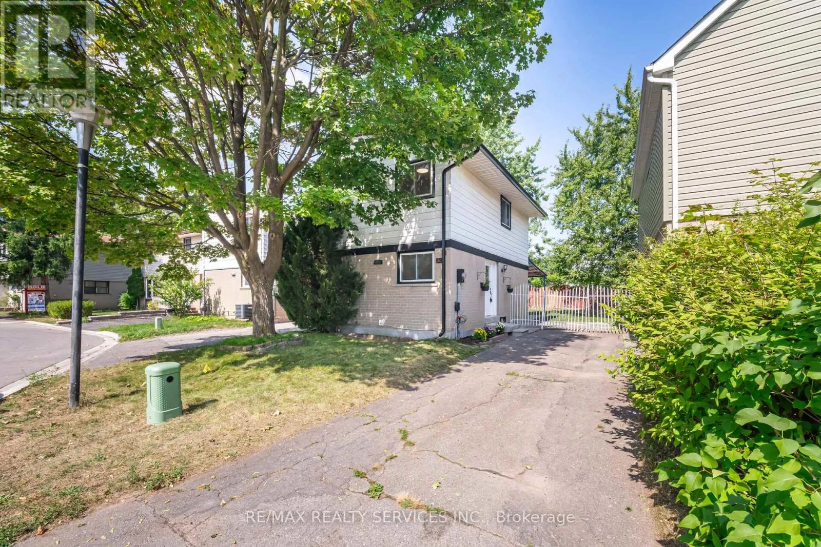20 GREENHILLS SQUARE