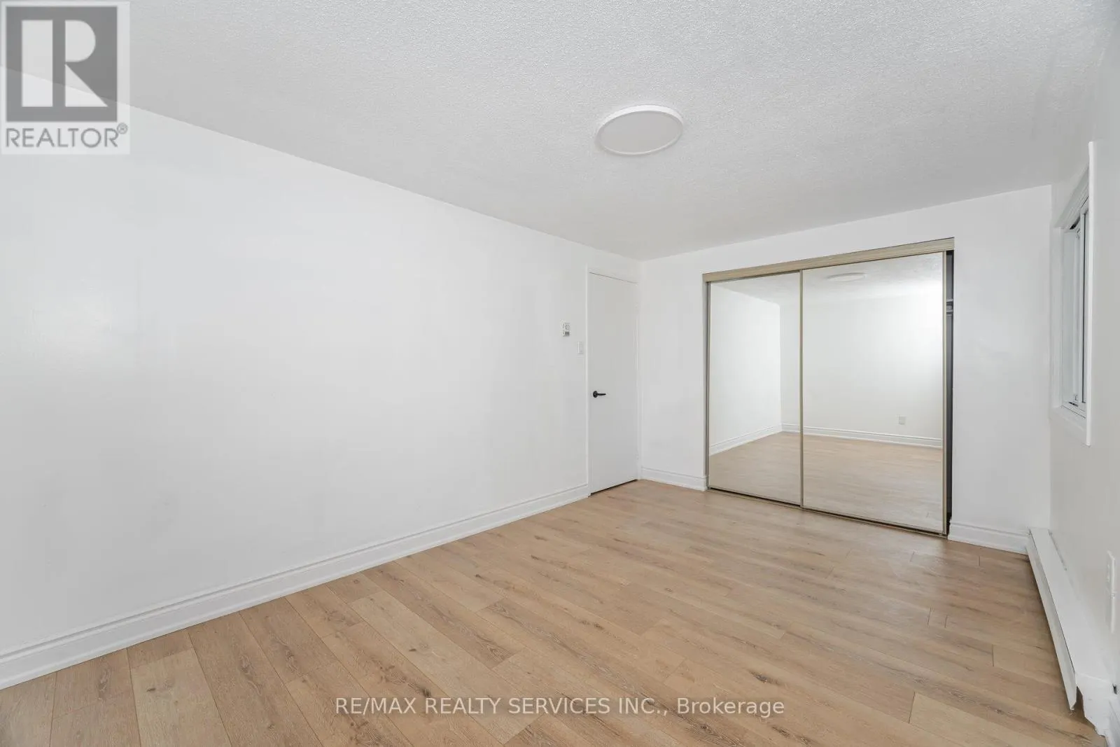 20 GREENHILLS SQUARE
