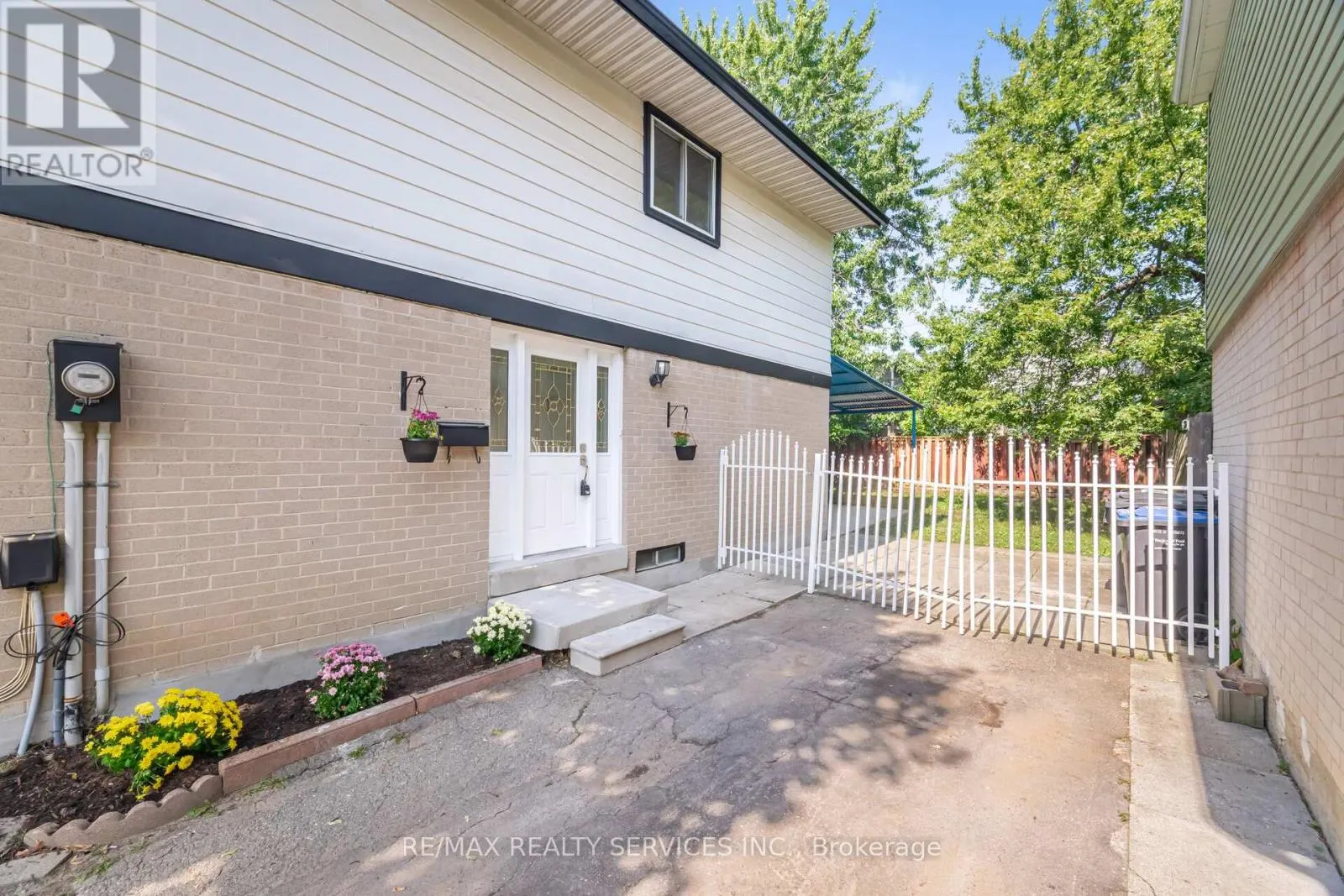 20 GREENHILLS SQUARE