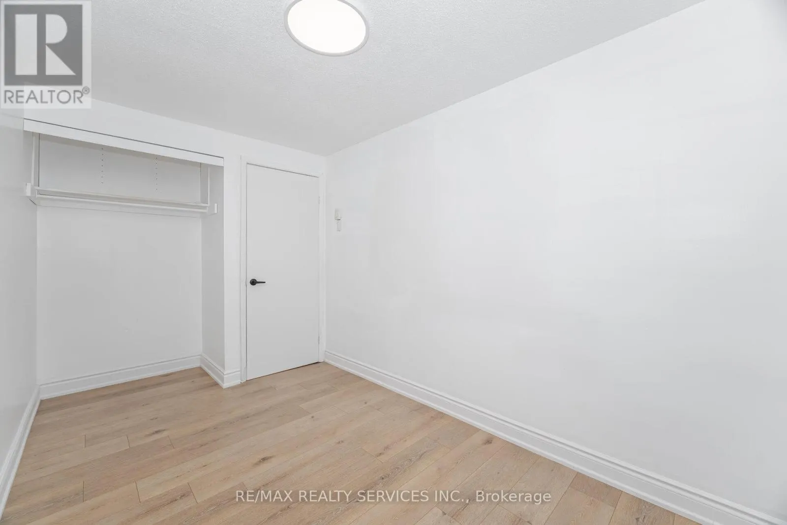 20 GREENHILLS SQUARE