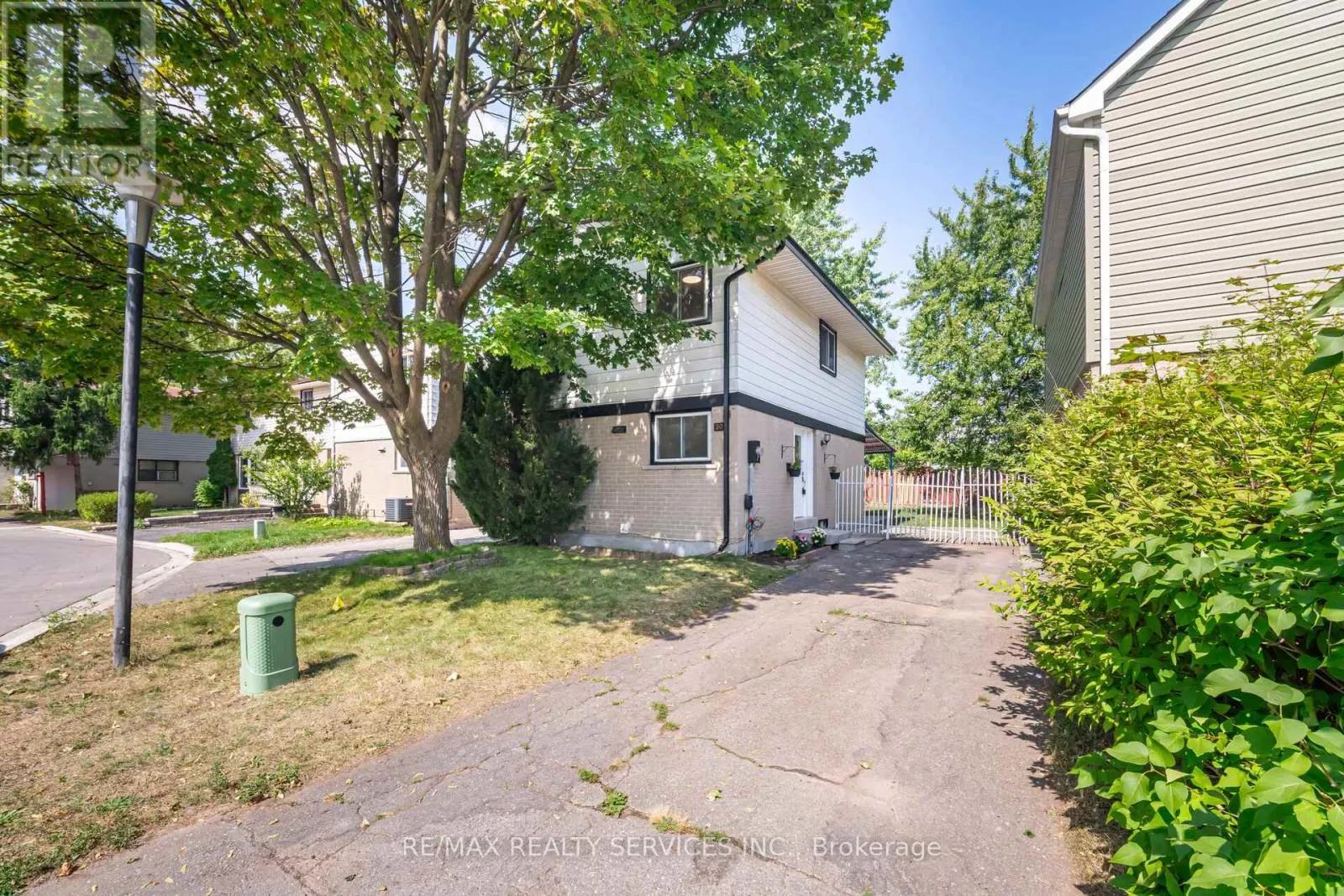 20 GREENHILLS SQUARE