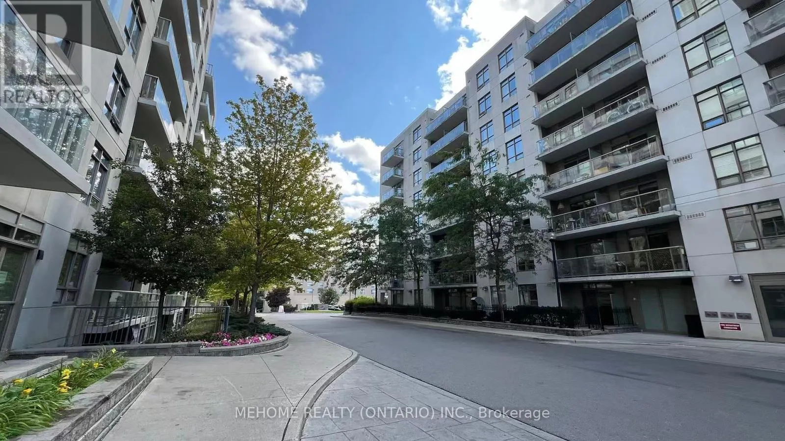 1111 - 816 LANSDOWNE AVENUE
