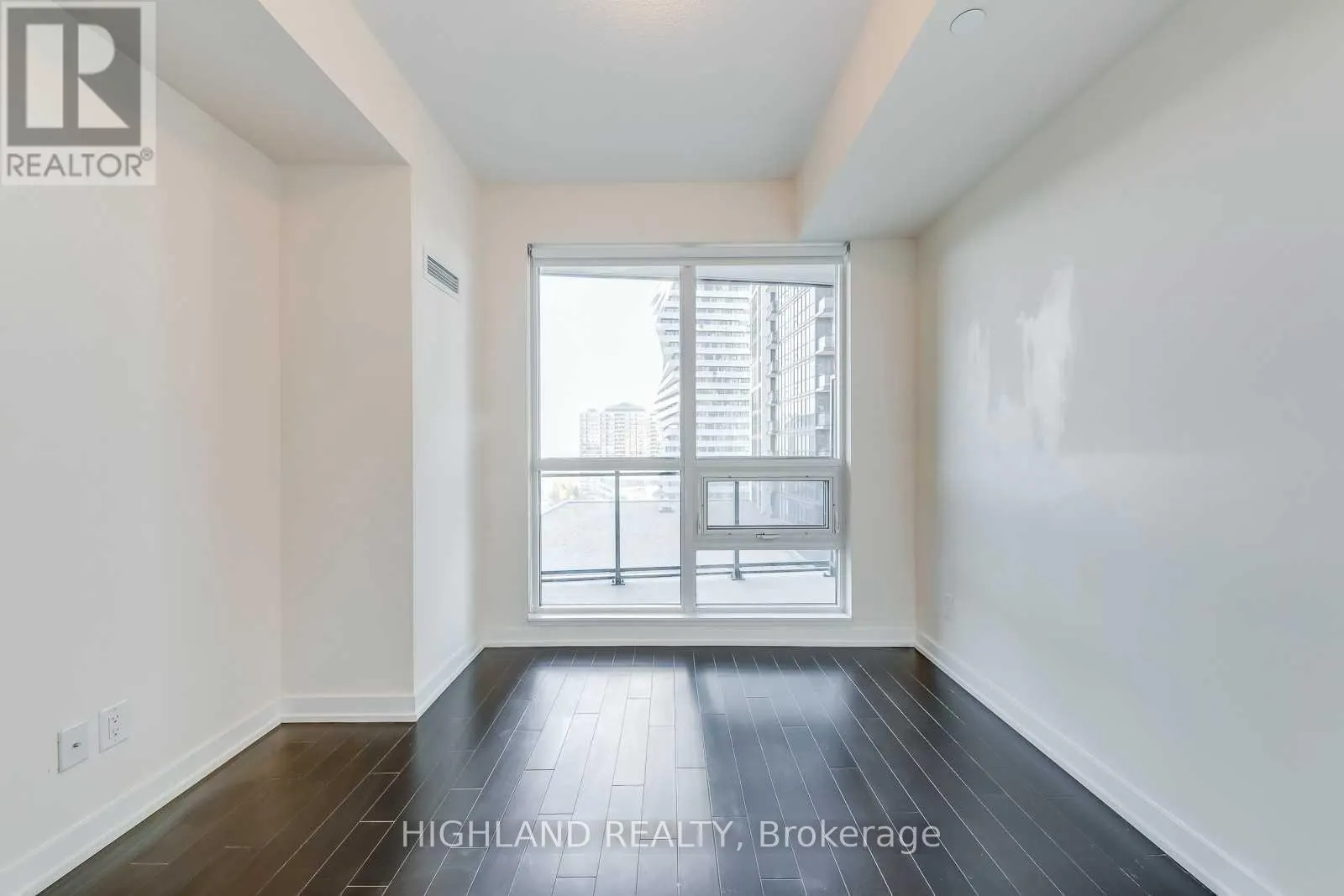 1010 - 510 CURRAN PLACE