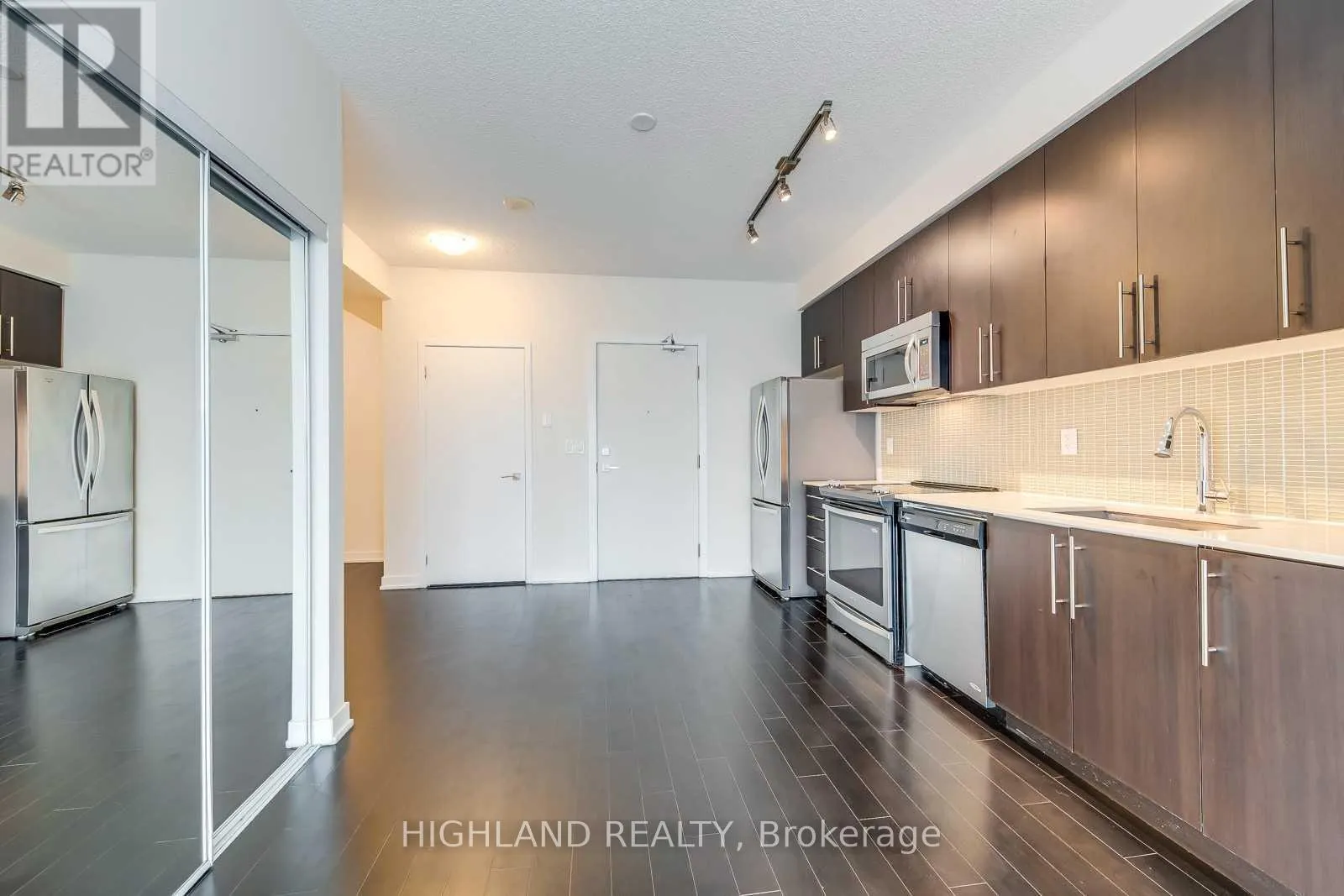 1010 - 510 CURRAN PLACE