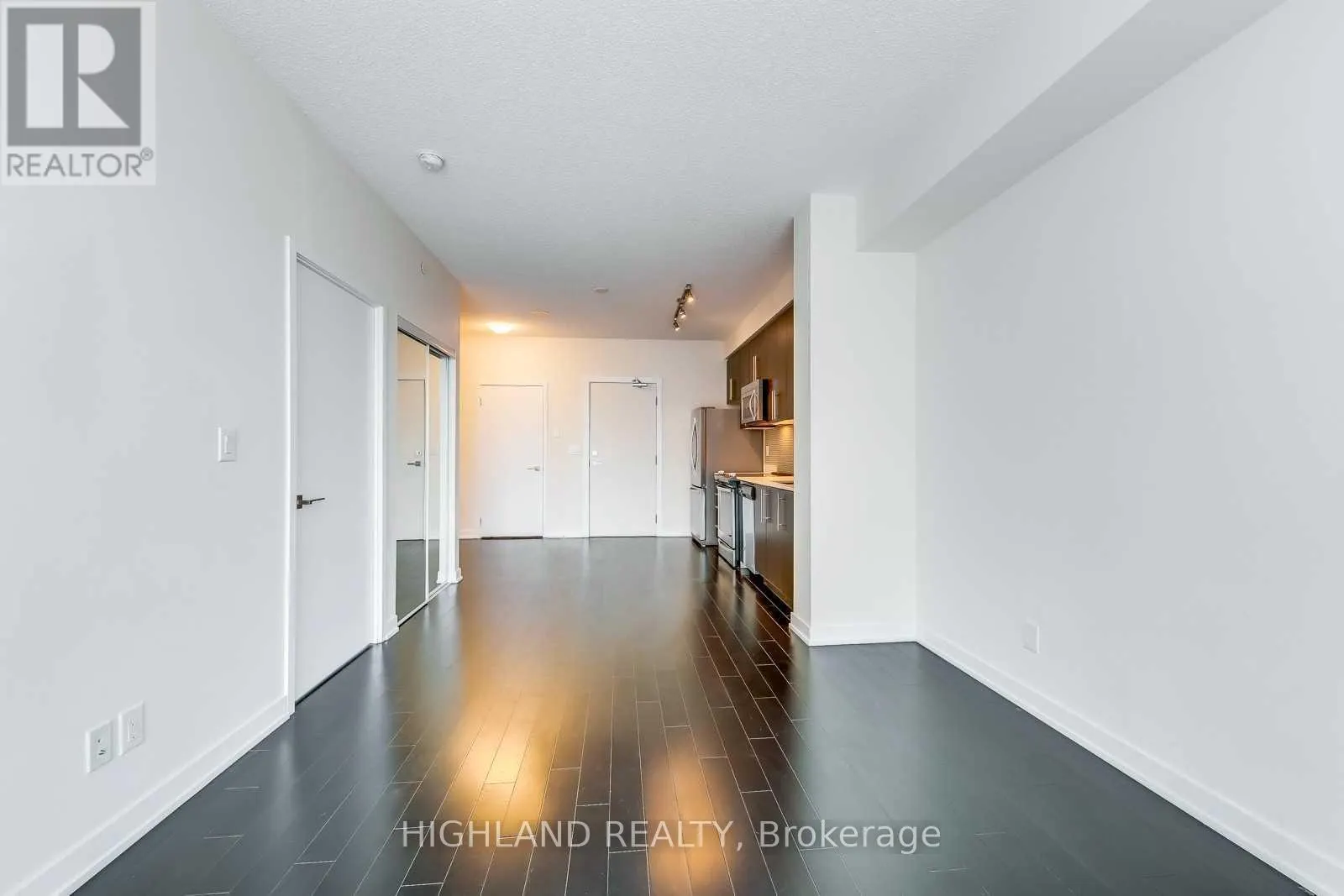 1010 - 510 CURRAN PLACE