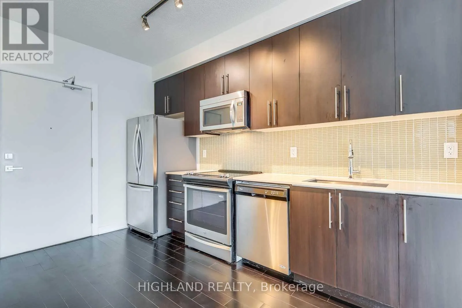 1010 - 510 CURRAN PLACE