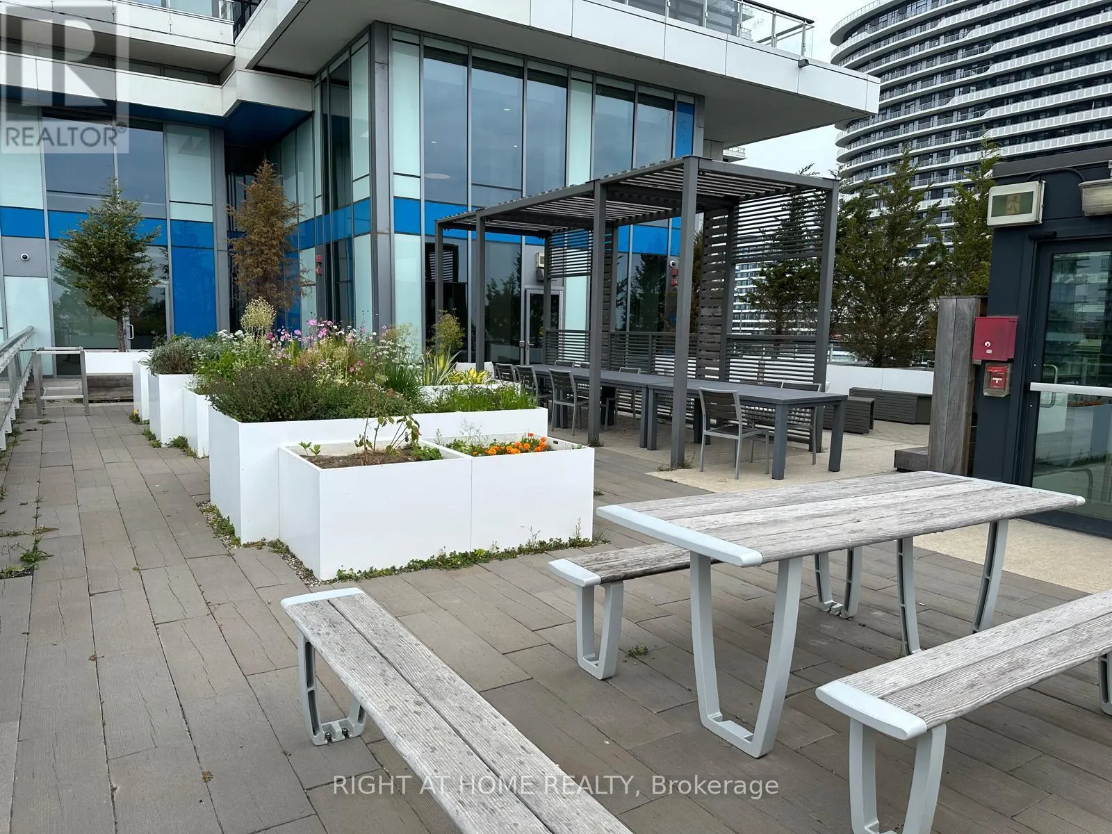 1803 - 2560 EGLINTON AVENUE W