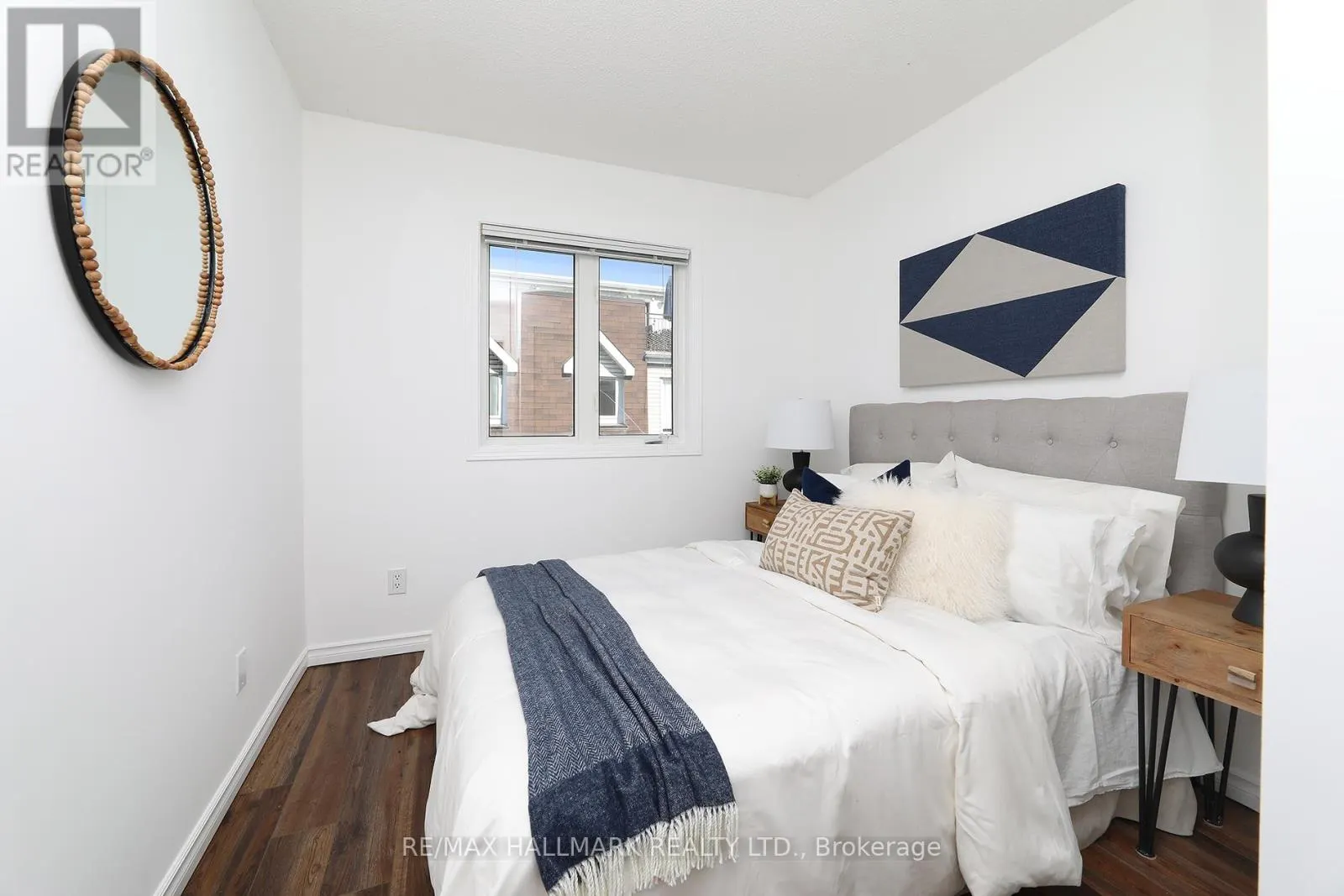 1005 - 18 LAIDLAW STREET