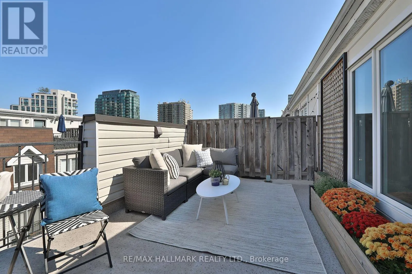 1005 - 18 LAIDLAW STREET