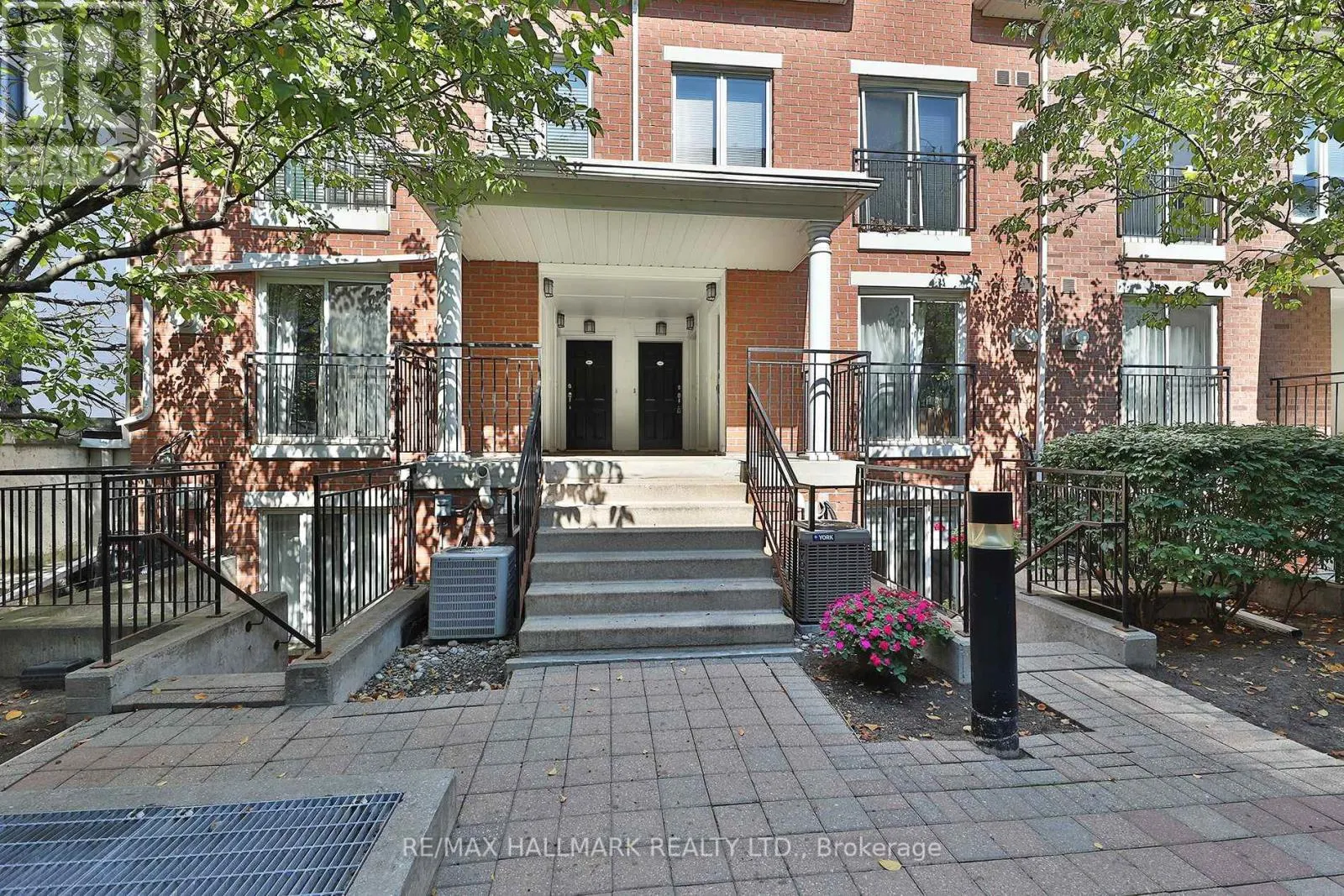 1005 - 18 LAIDLAW STREET