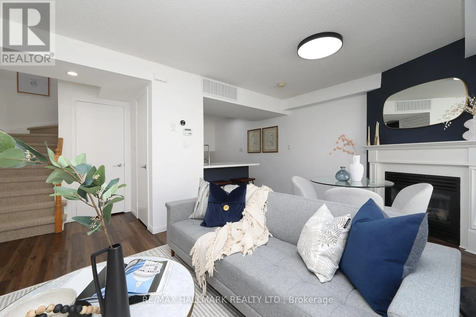 1005 - 18 LAIDLAW STREET