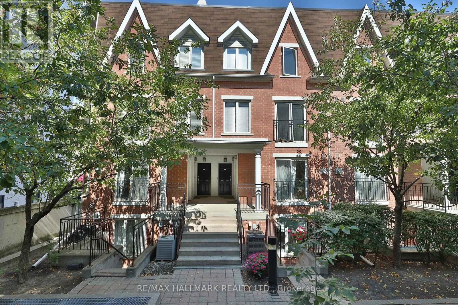 1005 - 18 LAIDLAW STREET
