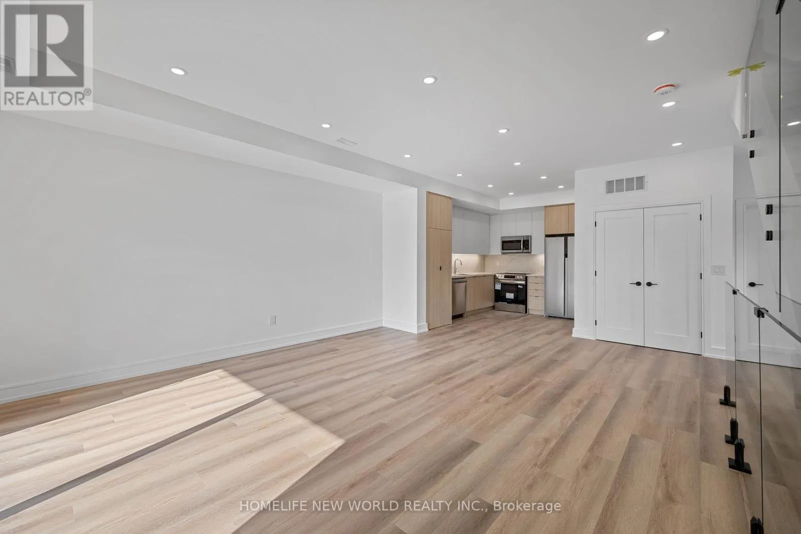 LEASE - UPPER FRONT - 43 BATAVIA AVENUE