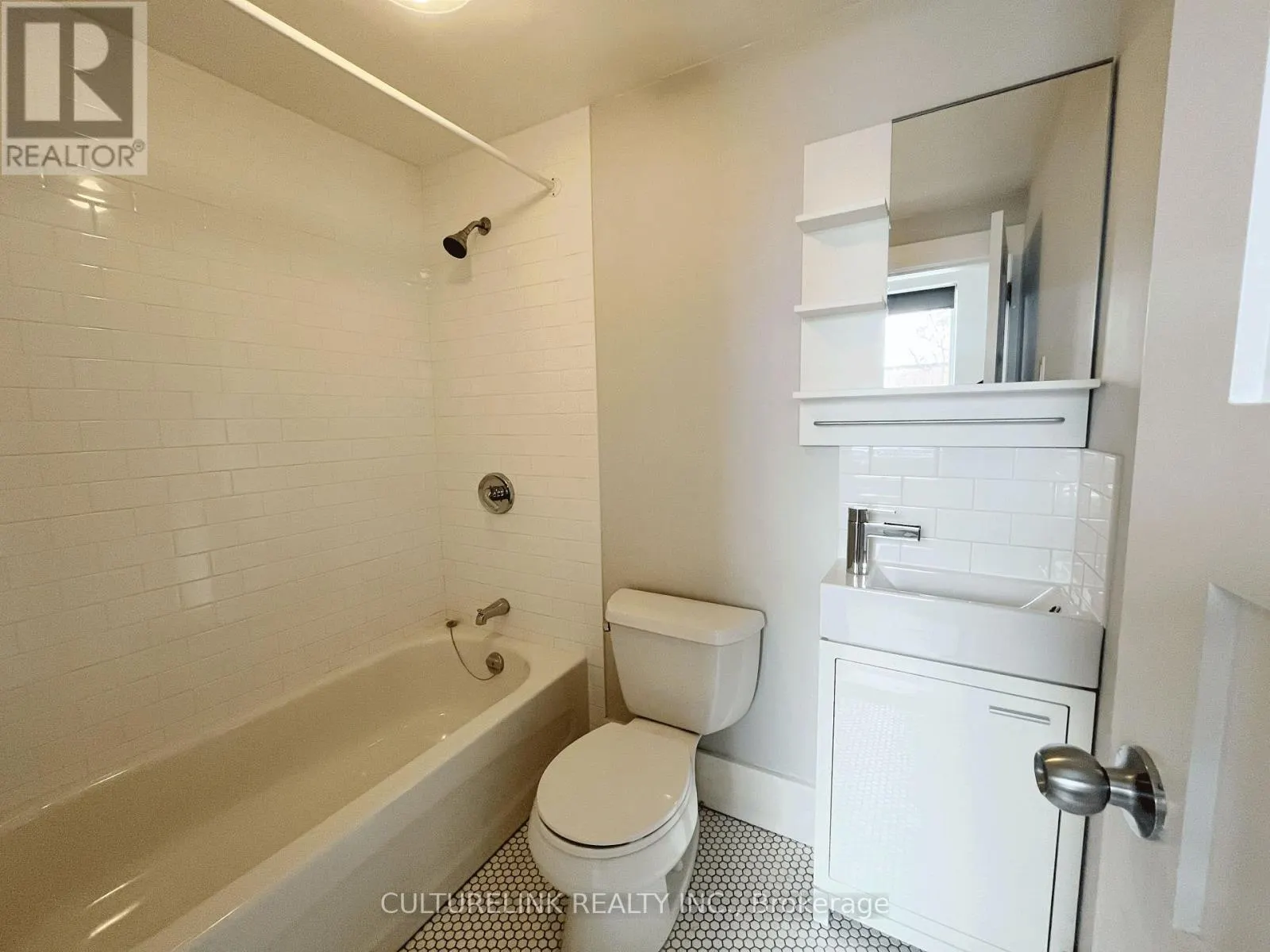 MAIN FLOOR - 208 CHRISTIE STREET