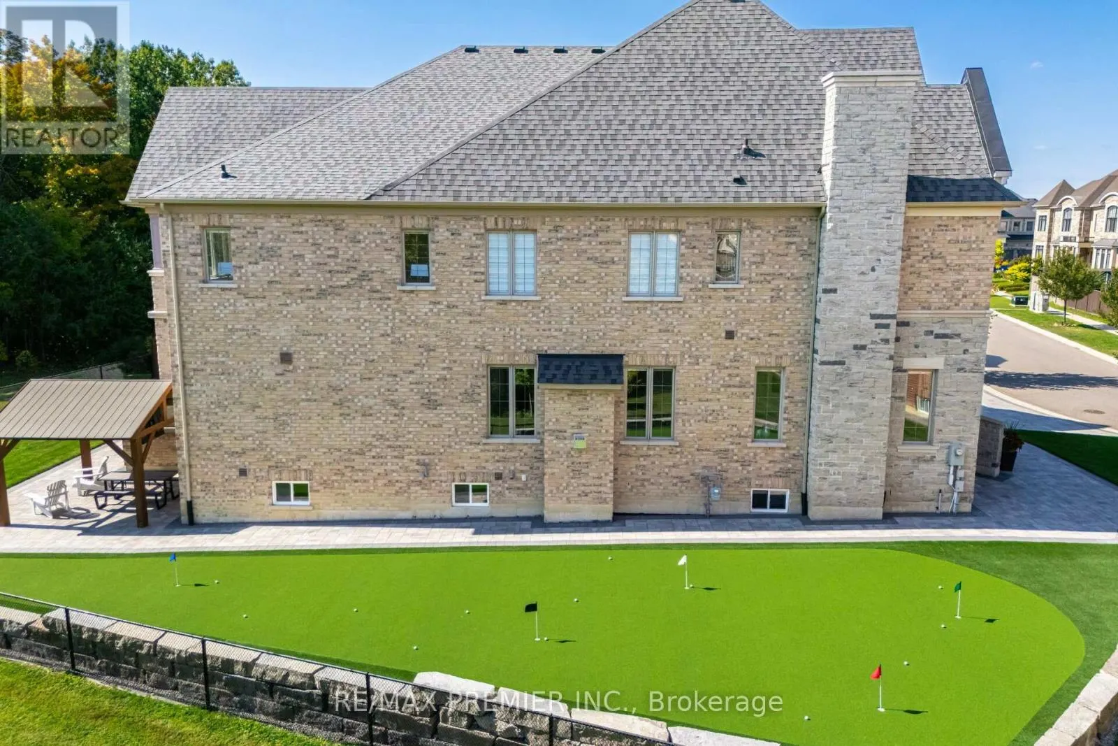 18 ERINTOWN CRESCENT
