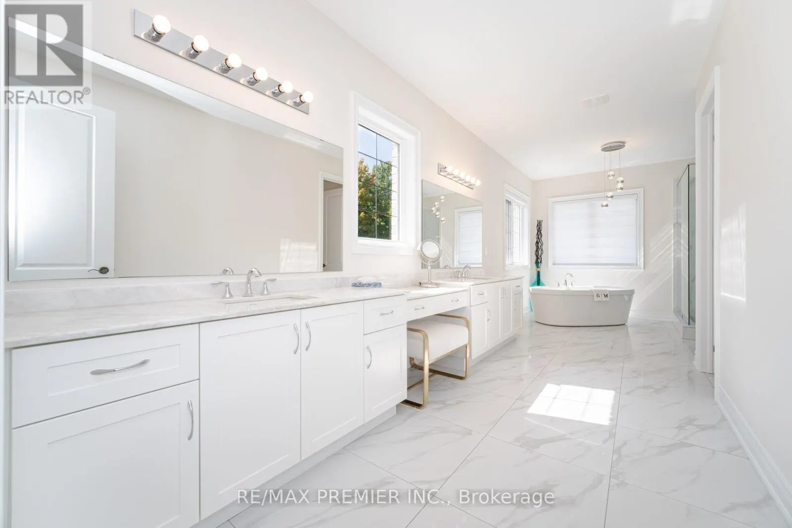 18 ERINTOWN CRESCENT