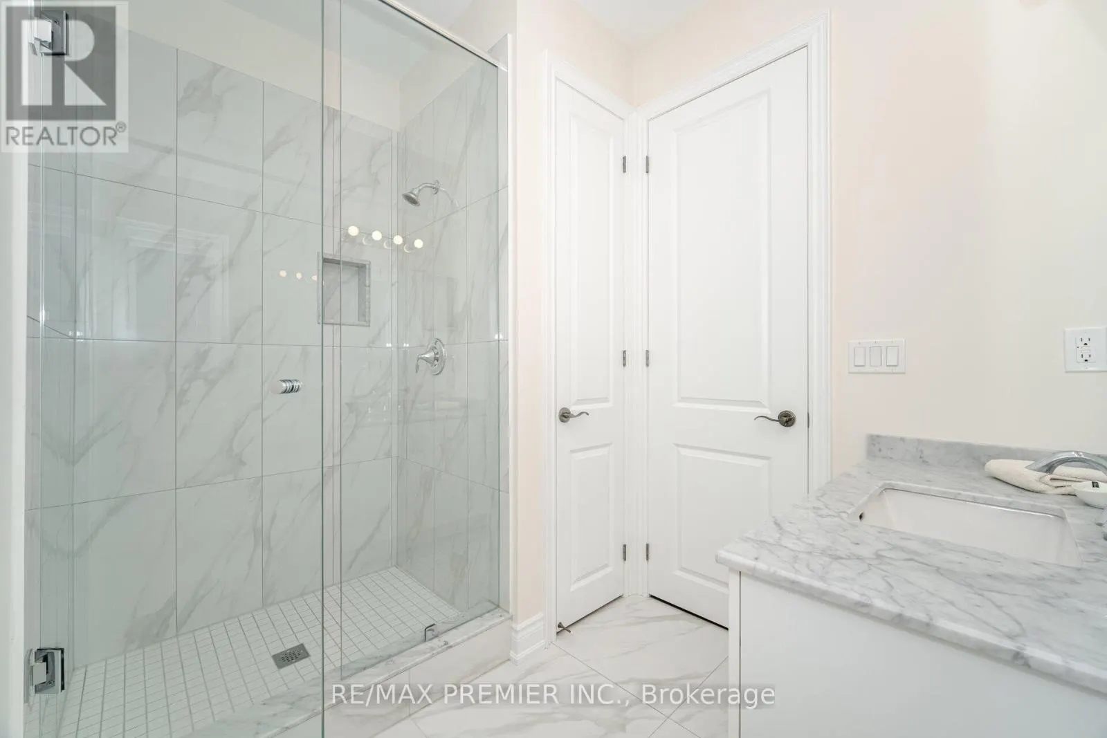 18 ERINTOWN CRESCENT