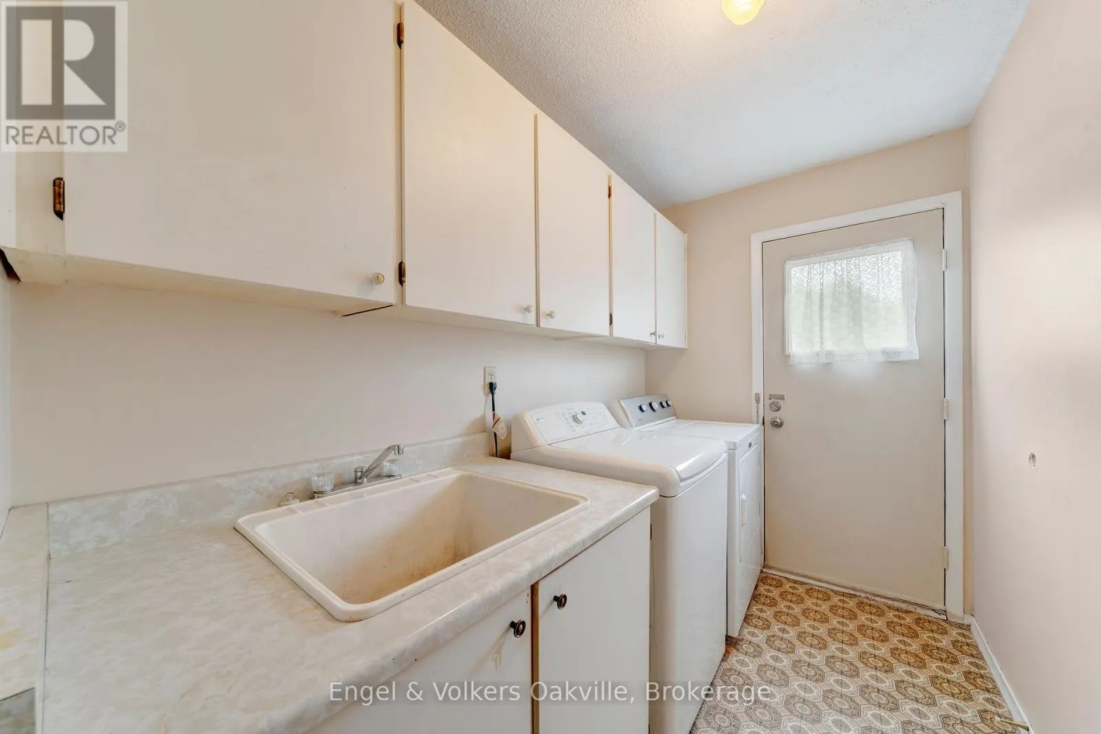1487 KENILWORTH CRESCENT