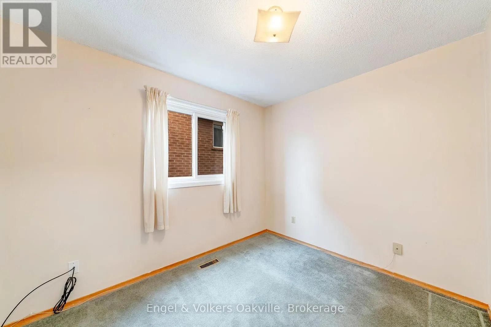 1487 KENILWORTH CRESCENT