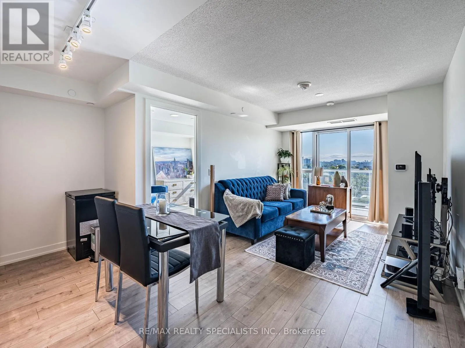 802 - 10 WILBY CRESCENT
