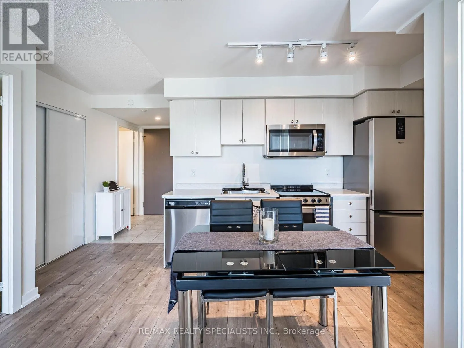 802 - 10 WILBY CRESCENT