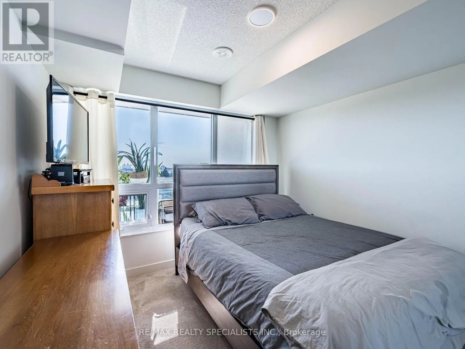 802 - 10 WILBY CRESCENT