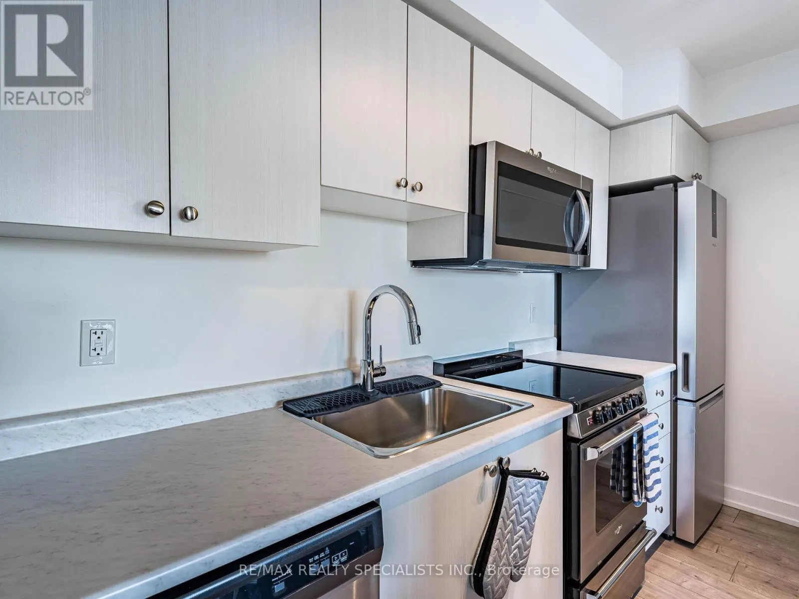 802 - 10 WILBY CRESCENT