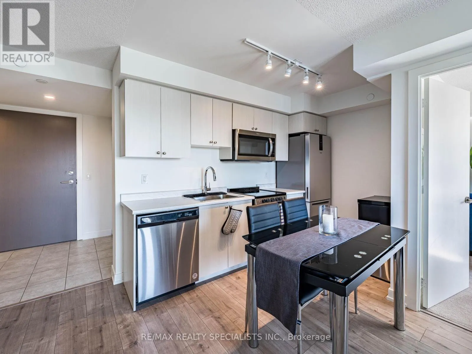 802 - 10 WILBY CRESCENT