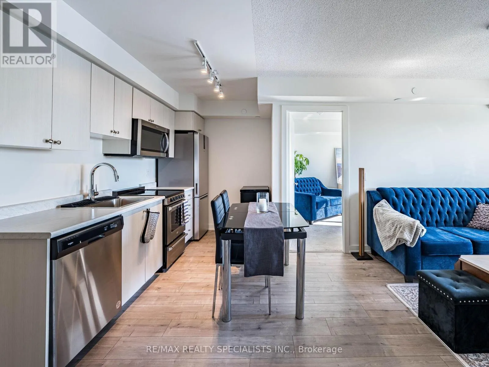 802 - 10 WILBY CRESCENT