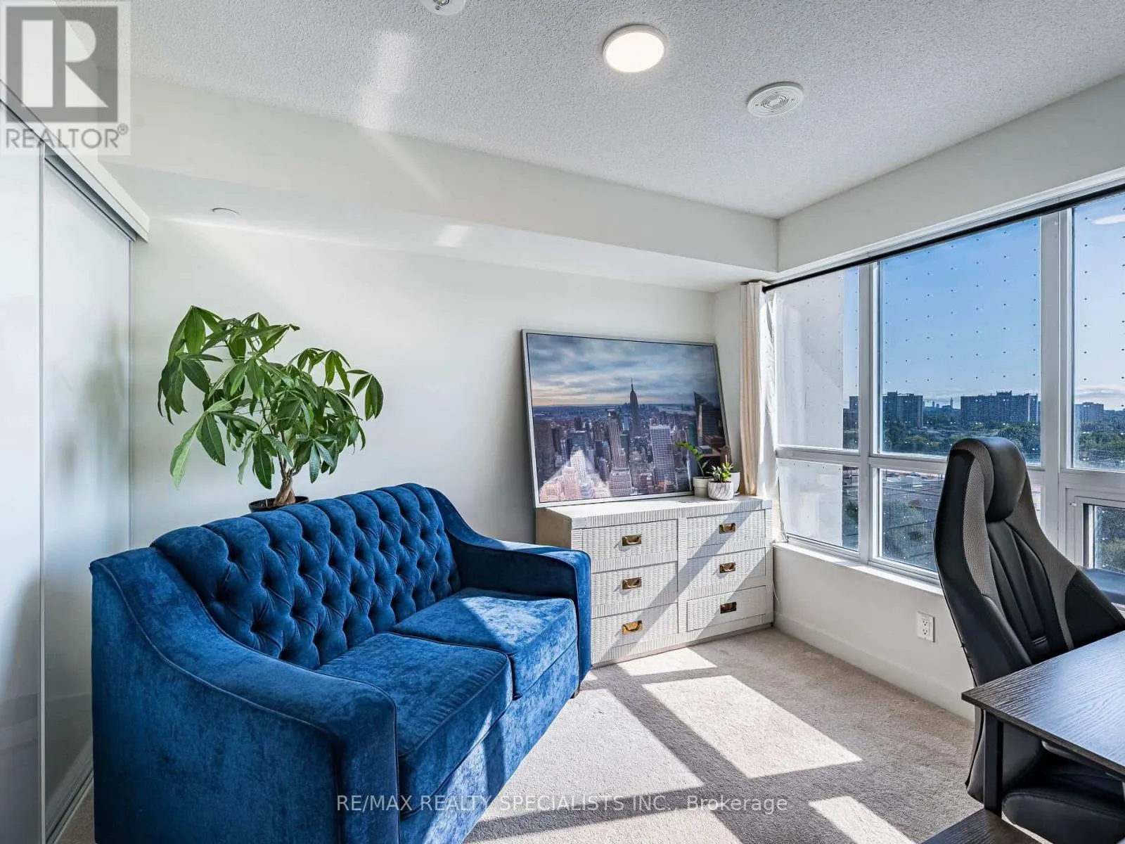 802 - 10 WILBY CRESCENT