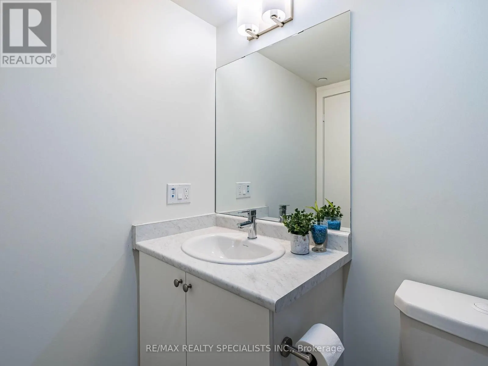 802 - 10 WILBY CRESCENT