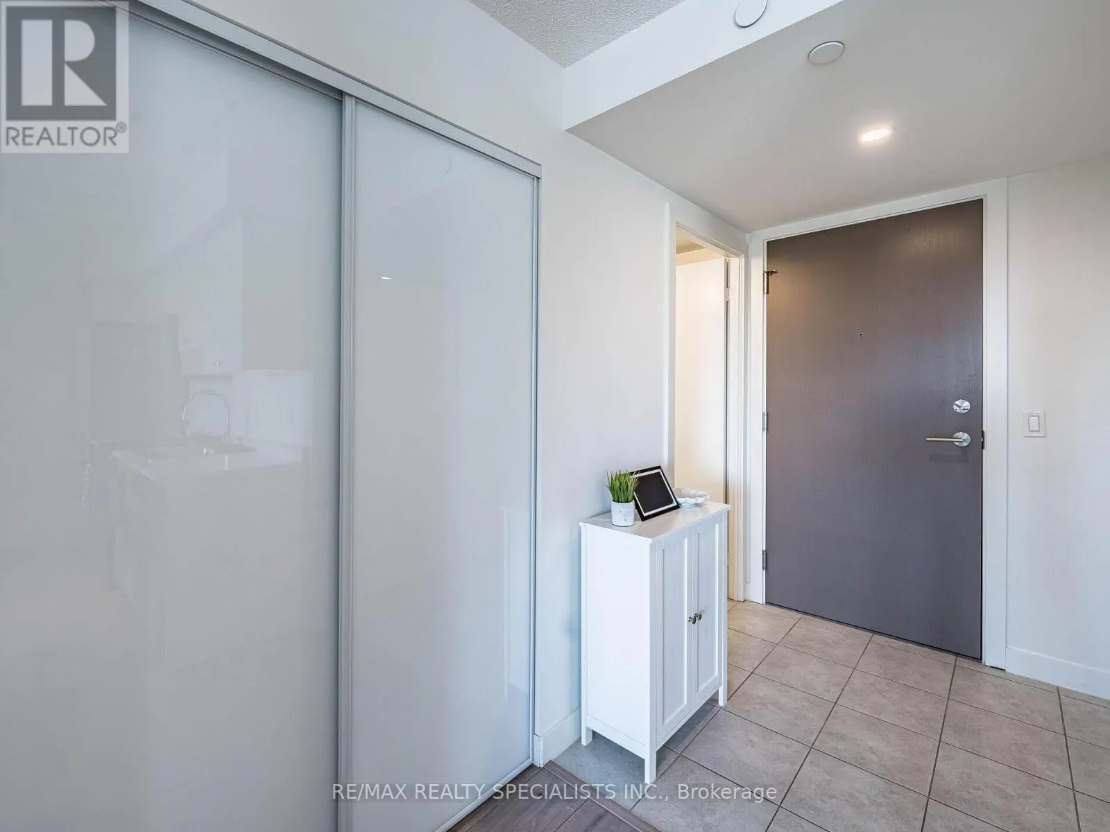 802 - 10 WILBY CRESCENT