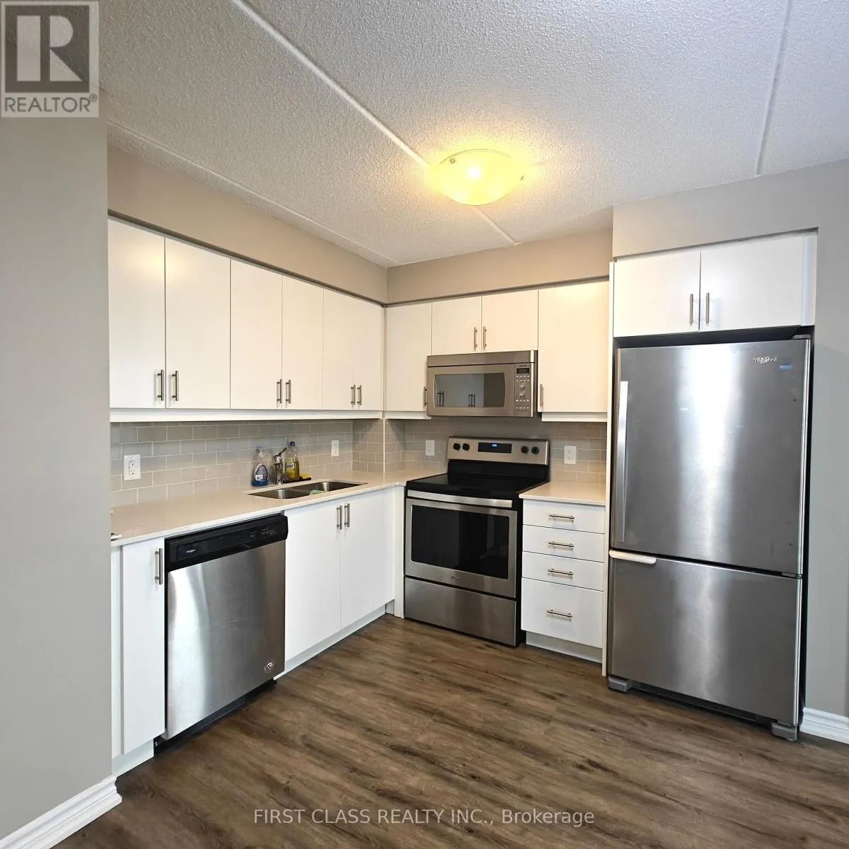 808 - 716 MAIN STREET E