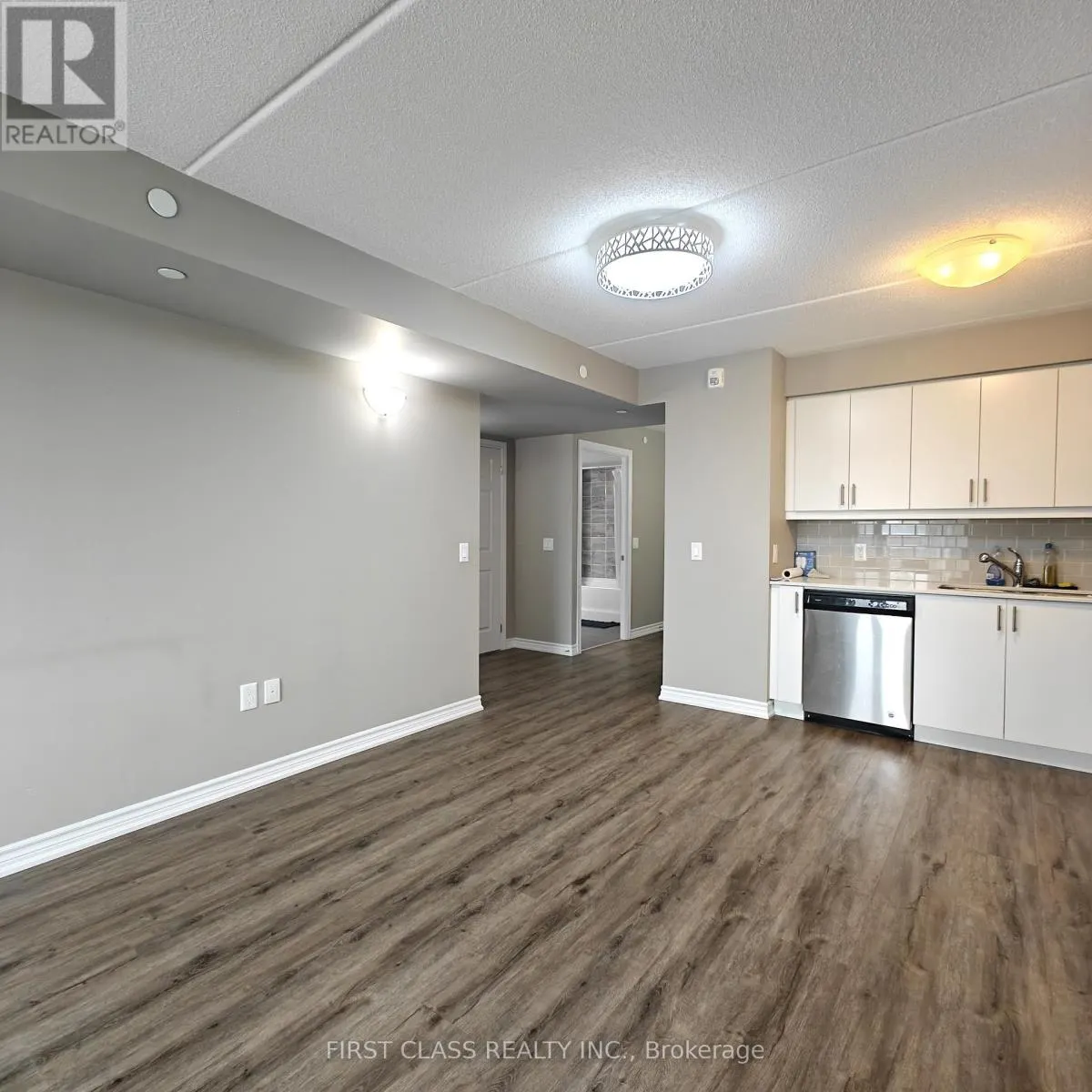 808 - 716 MAIN STREET E