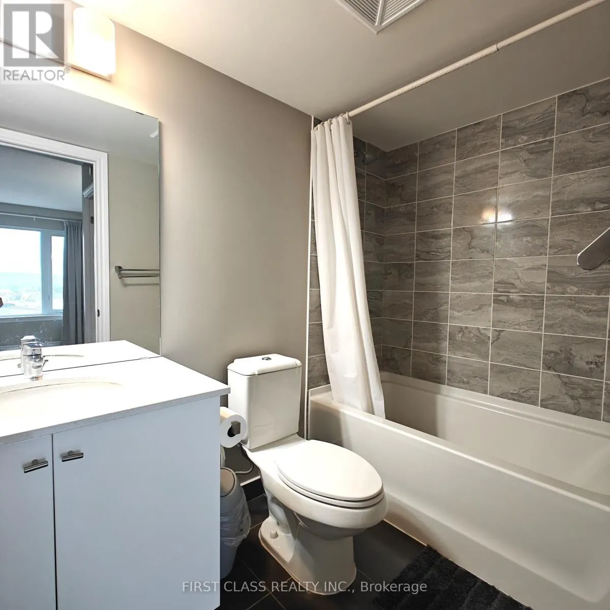 808 - 716 MAIN STREET E