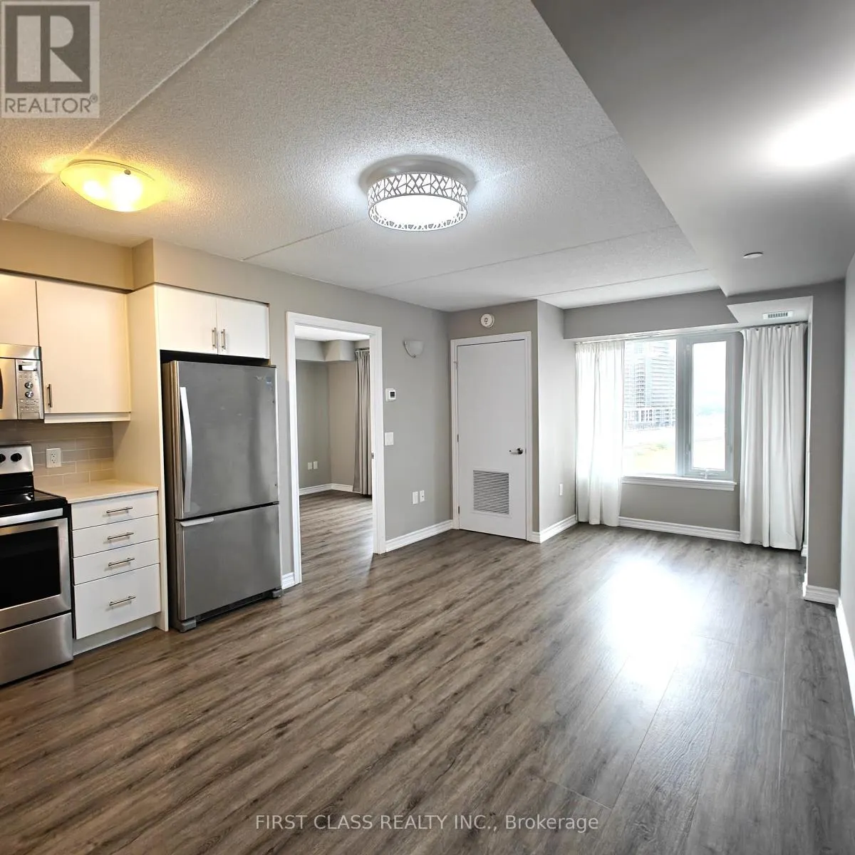 808 - 716 MAIN STREET E