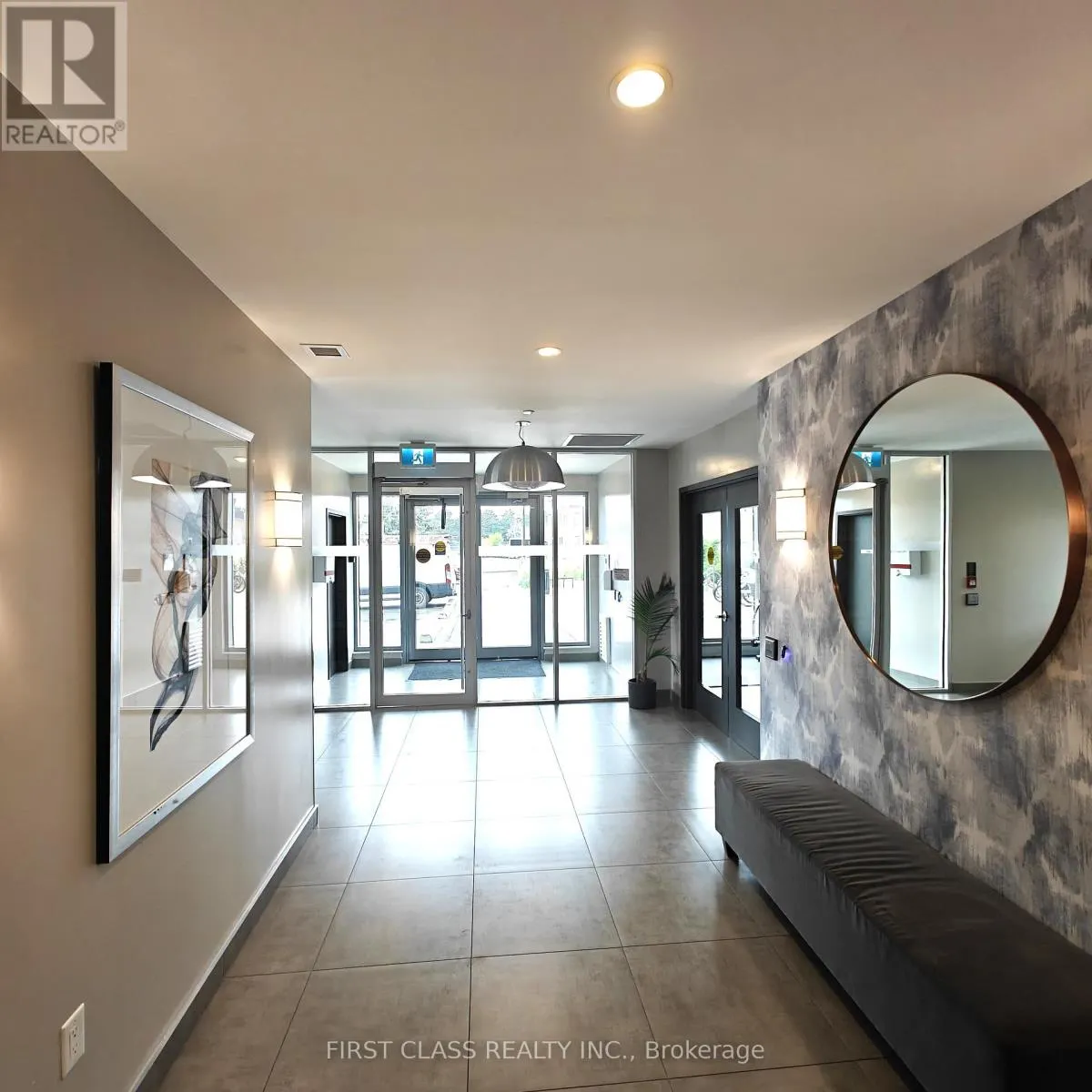808 - 716 MAIN STREET E