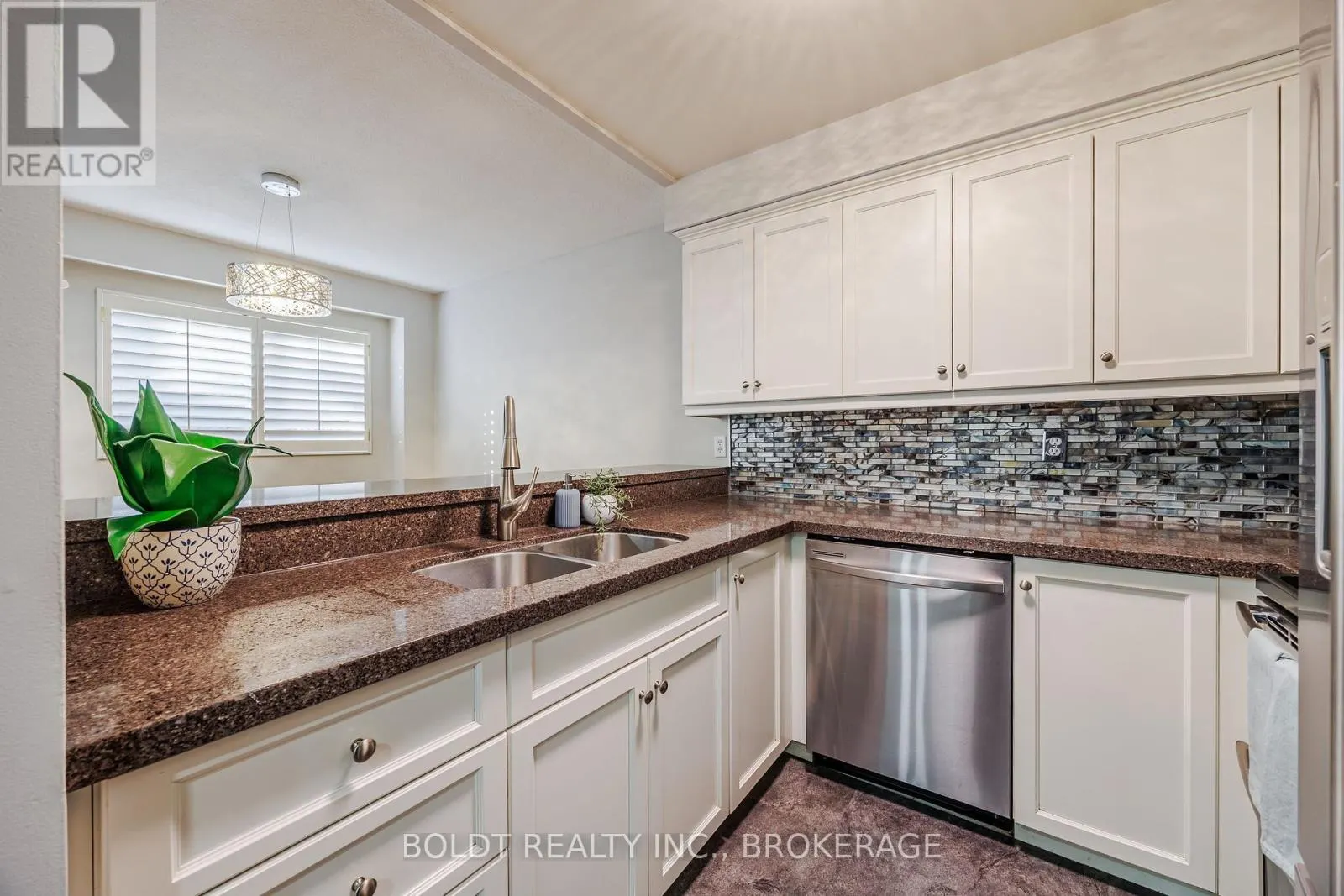 42 - 1532 LANCASTER DRIVE, #42