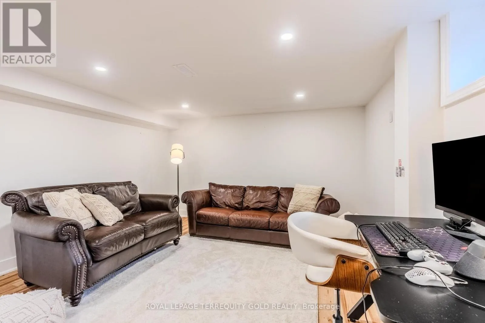 327 RIVER SIDE DRIVE