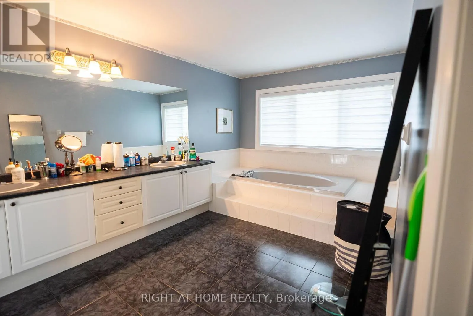 2427 ERIN CENTRE BOULEVARD