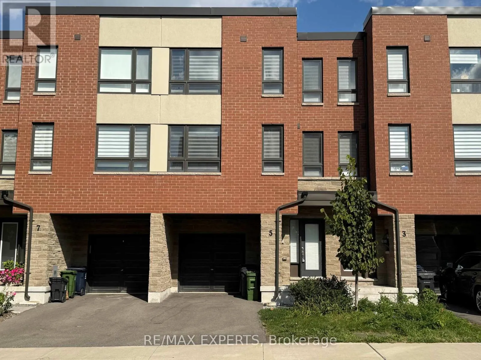 5 WOODSTREAM DRIVE