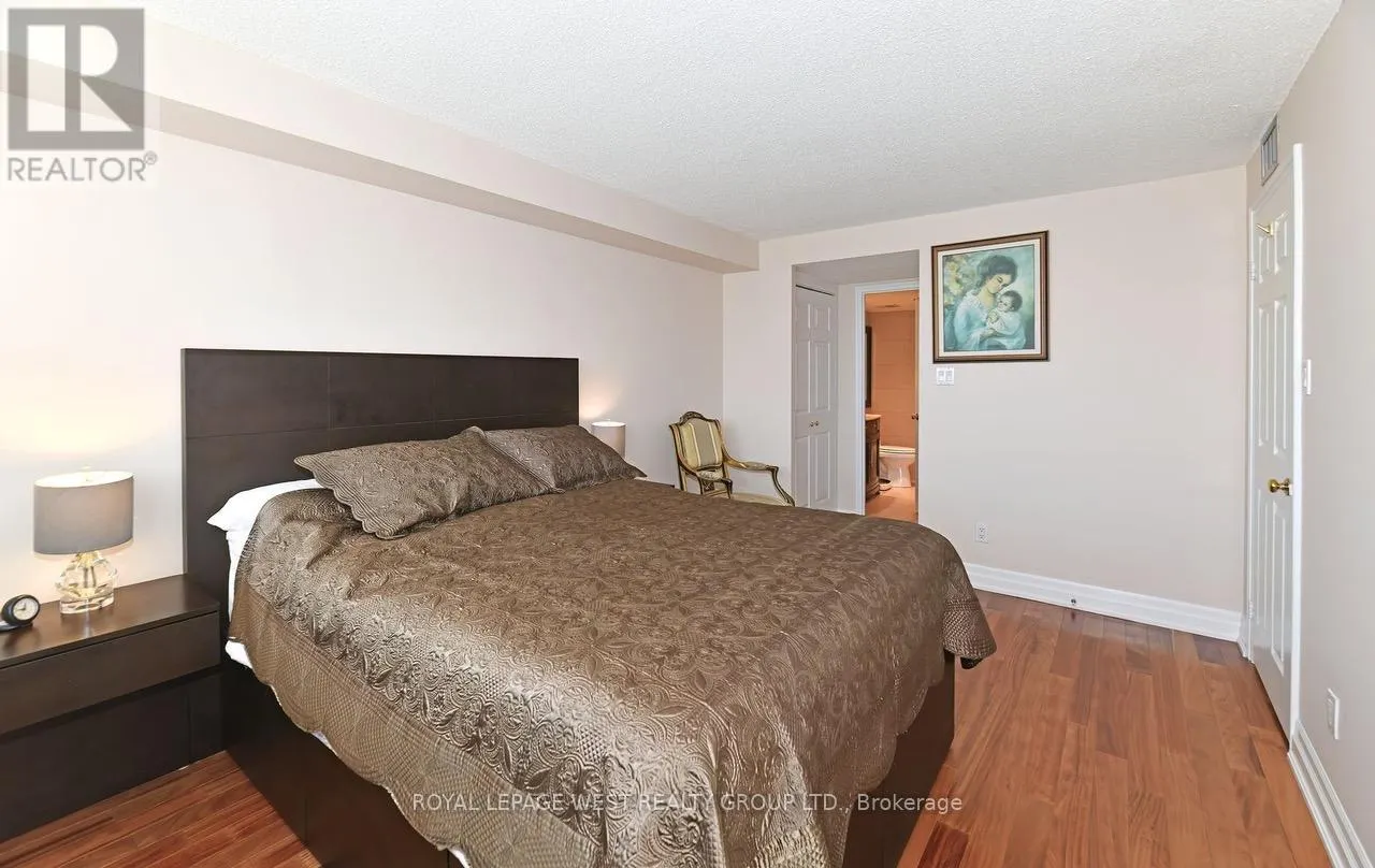 PH04 - 1360 RATHBURN ROAD E